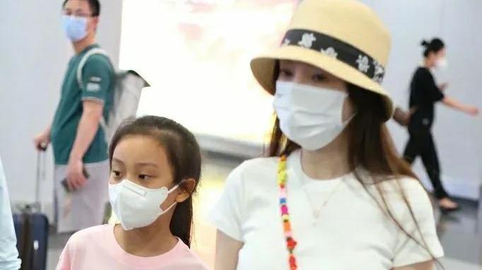 贾云馨|李小璐带女儿现身机场，9岁甜馨身穿粉色运动装相当乖巧可爱
