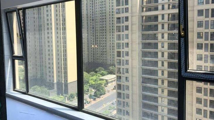 封阳台有4种封窗方法，看完就知道怎么选了，但要注意4个选择建议
