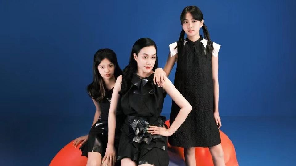 钟丽缇|钟丽缇次女长变样了！单眼皮变成双眼皮，娘仨拍片她比考拉还抢眼