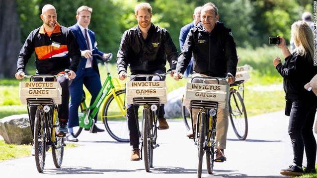 留守儿童|混血王子阿奇出生三日即成留守儿童，创汇120亿已超路易王子表哥