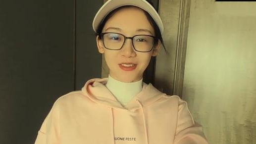 苗苗|郑恺妻子苗苗官宣二胎，挺孕肚独自开车做产检，感慨像打了一仗！