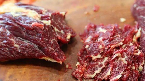 新鲜的牛肉突然“跳动”，是感染了寄生虫？内行人：可别犯傻扔了