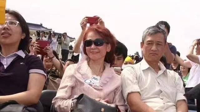 穿衣搭配|林志玲妈妈这仪态绝了！年过七十一点没发福，满身都是优雅气质