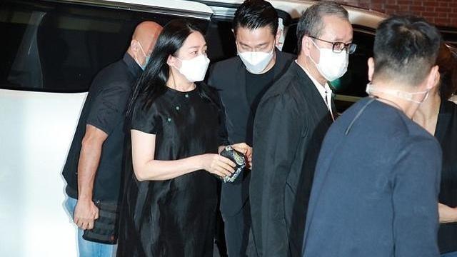 刘德华|刘德华老婆带女儿出行，罕见露笑脸太贤惠，女儿穿亲子装好出挑