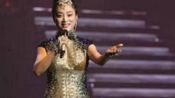 毛阿敏|她实力不输毛阿敏、韦唯，因不公平待遇错失良机，如今沦为钟点工