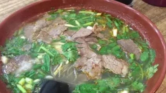 下酒菜|河南女子小镇卖牛肉汤，常被客人追求，有人为一睹芳容天天来光顾