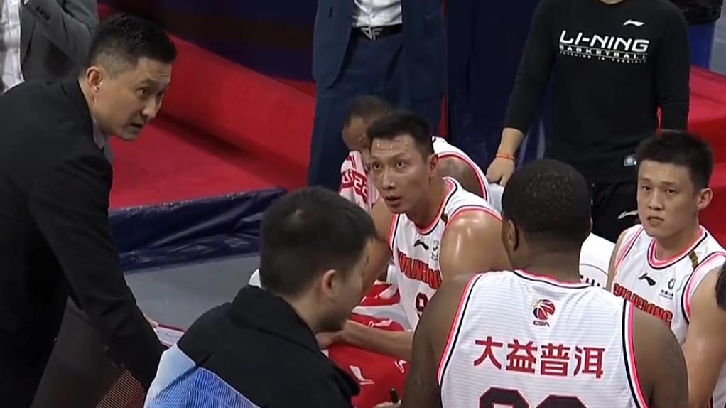 杜锋|鲜明对比！威姆斯11分钟6投6中砍12分，莱多不传球+杜锋暂停批评