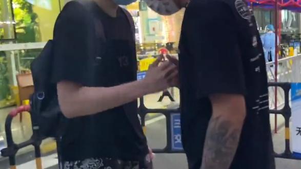 |高诗岩真成后勤部长了！机场接三国手，后勤保障获赞，小胡送熊抱