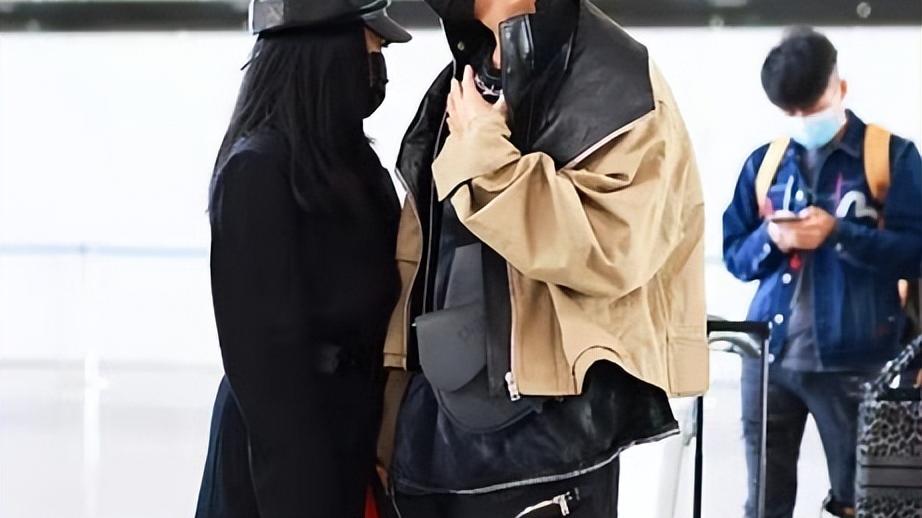 张伦硕|钟丽缇夫妇走机场，张伦硕打扮得像帅小伙，看不懂她的奇葩皮裤