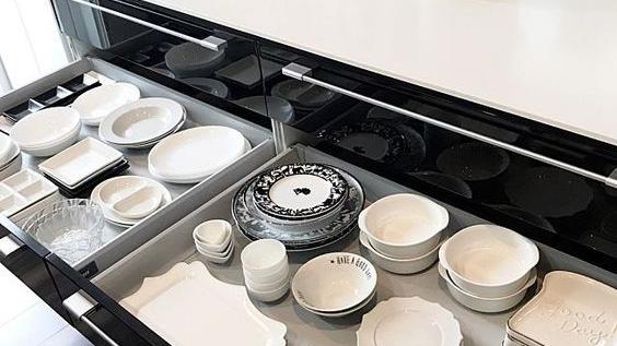 碗碟全放在台面上杂乱无章，听取这4个小建议，还你一个宽敞整洁厨房