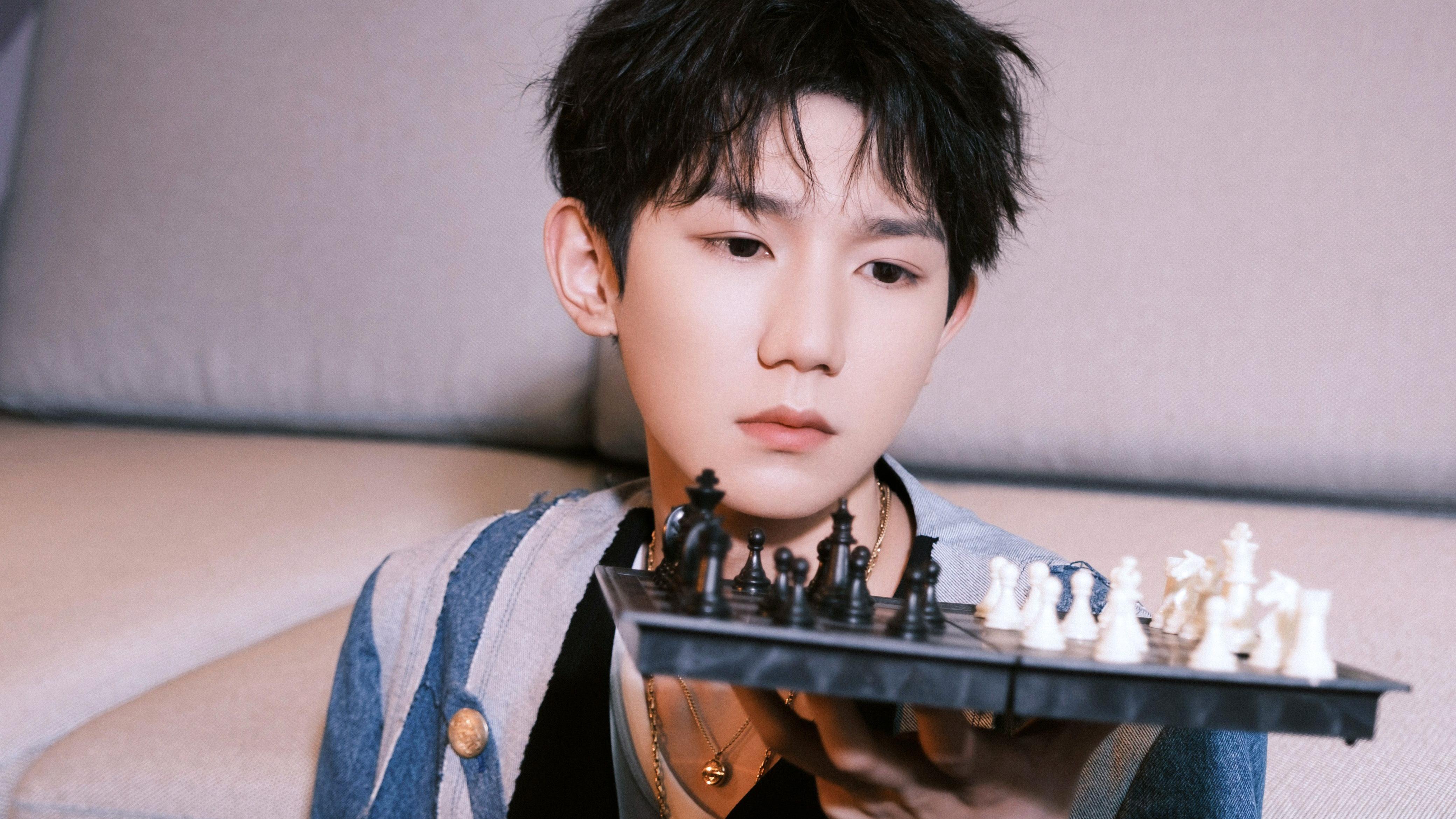 王源|王源再度加盟答案奇遇夜，小卷毛造型矜贵，春晚表演还有杂技加持