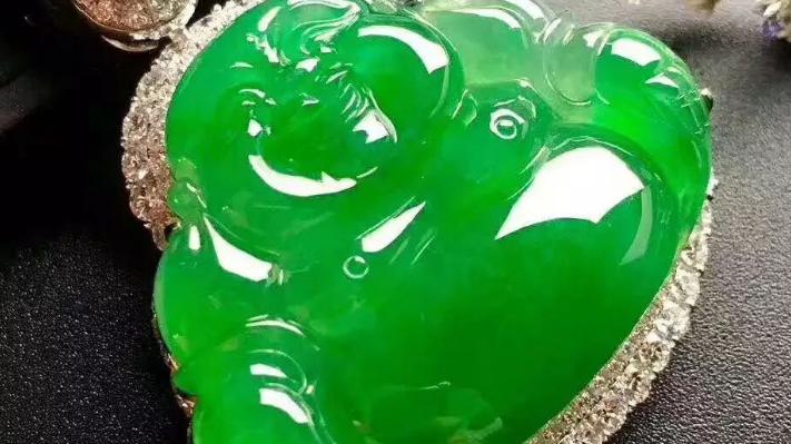 翡翠手镯|小小的豆荚被雕刻在了翡翠身上，既小巧精致，又寓意丰富