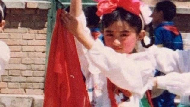 金晨|赵丽颖童年汇演旧照曝光，手持折扇模样可爱，网友：从小美到大