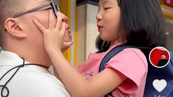 郝邵文|郝邵文晒和继女亲吻照，不介意孩子非亲生，视如己出被赞好男人