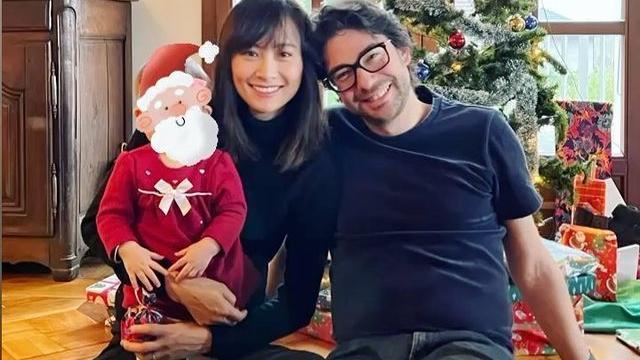 陈法拉|陈法拉放假陪女儿小米妮散步 1岁多女儿已经会独立走路