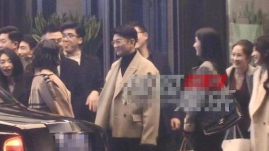 张学友|张俪拍新戏超敬业，36岁颜值气质超在线，天鹅颈大长腿很突出