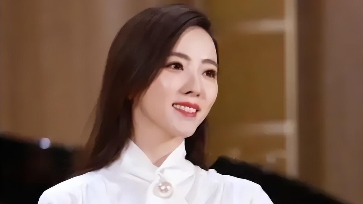 李思思|李思思：多次主持春晚，丈夫是初恋，两个儿子是她的宝