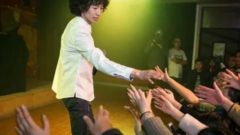 庞麦郎|他靠一首歌走红网络，后成了农村酒席歌手，观众还没保安多