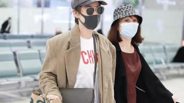 西装 “军嫂”张馨予罕带妈妈走机场，廓形西装配短发超酷，妈妈腿真细