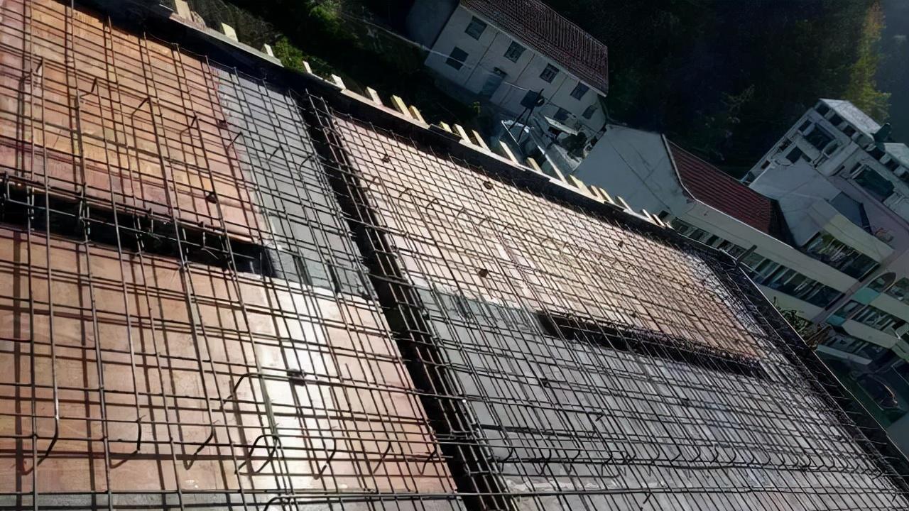 邻居家阳台多出2米，窃喜还到处炫耀，内行人：不加固会塌