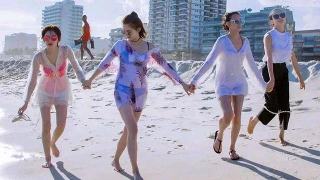 古力娜扎|江疏影和古力娜扎海滩度假：两大气质美女，实在太养眼