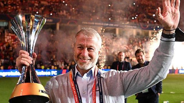 豪门明星|56岁阿布近照曝光，满头白发好憔悴！落寞候机，根本不像富豪