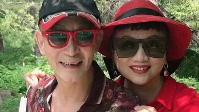 六小龄童|63岁六小龄童罕见晒夫妻合照！穿情侣装高调秀恩爱，让人羡慕