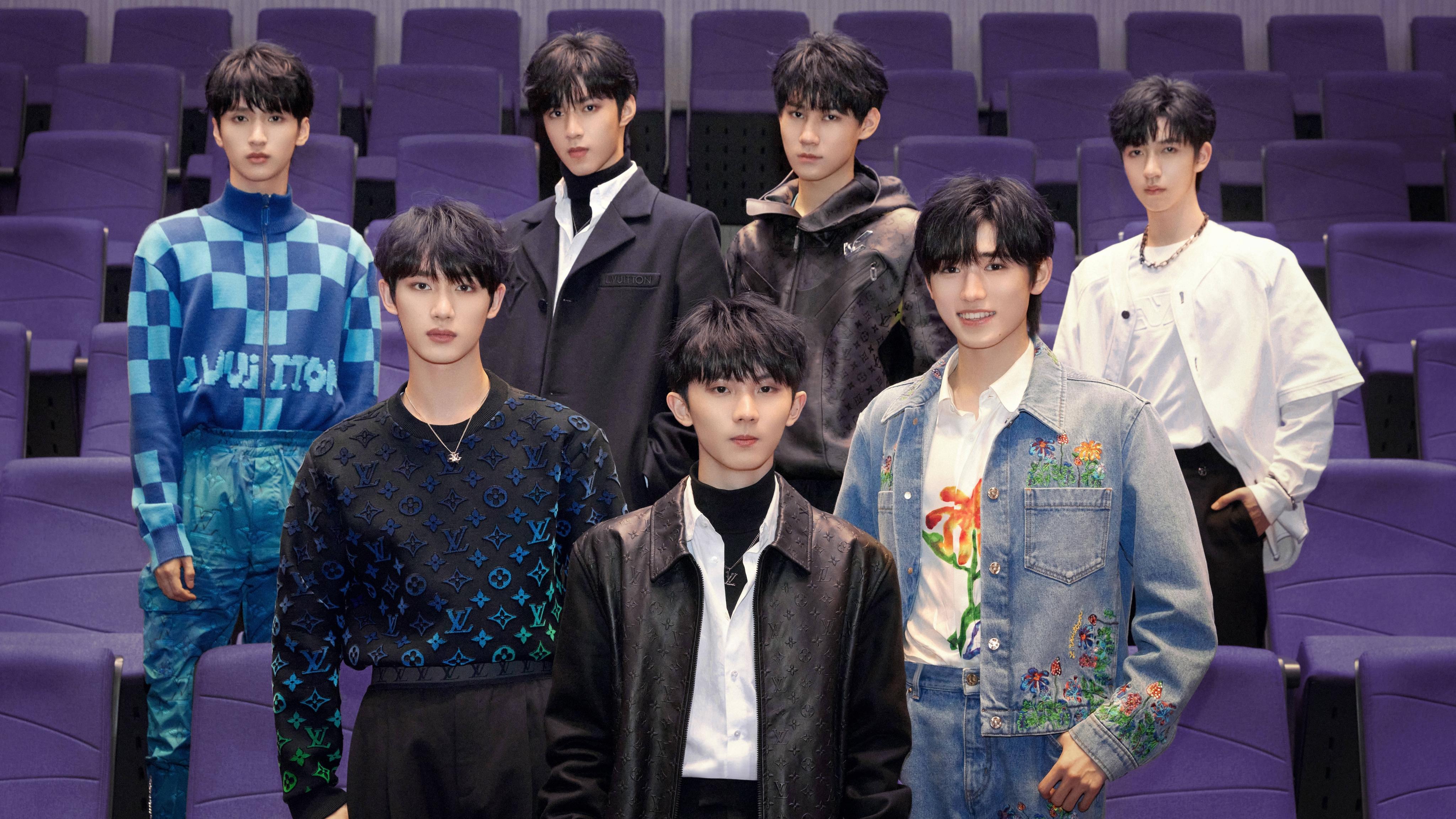 贺峻霖|还有三个多月成年的贺峻霖，他好像知道自己露额头会很帅气