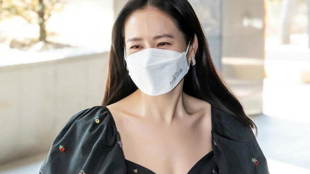 孙艺珍|孙艺珍结婚后首次露面，零下温度穿短裙，瘦成骨头人排骨胸太抢镜