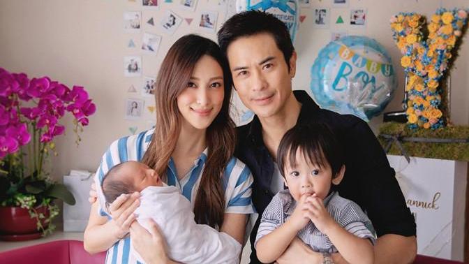 穿衣搭配|郑嘉颖夫妇为次子庆生，小22岁娇妻穿吊带撞脸娜扎，观音盘腿坐真牛