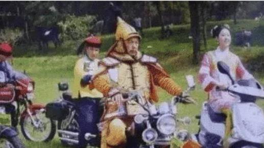 杨紫|演员休息的时候都在干嘛？唐僧躲在角落抽烟，杨紫这张我能笑一年！