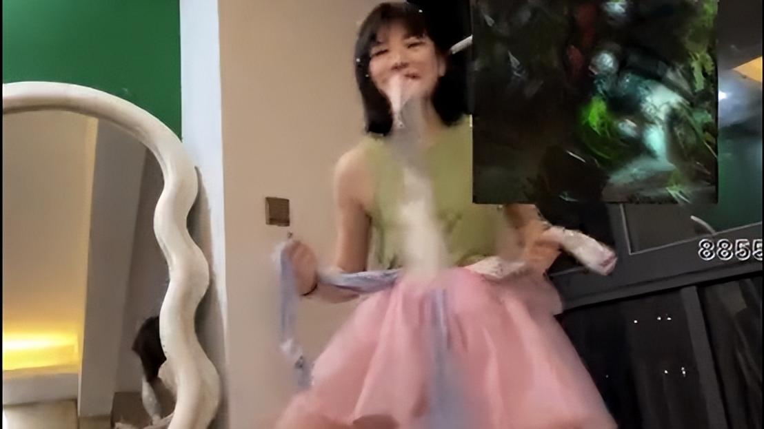 袜子|张德美为挡住裆部鼓包cos新造型，口咬袜子“完美”还原