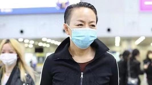 美甲|宋丹丹真的老了，大背头发型暴露大脑门，穿搭随性像男人