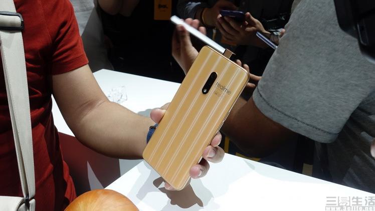 手办|一款“手办级”的手机，背后是realme的华丽蜕变