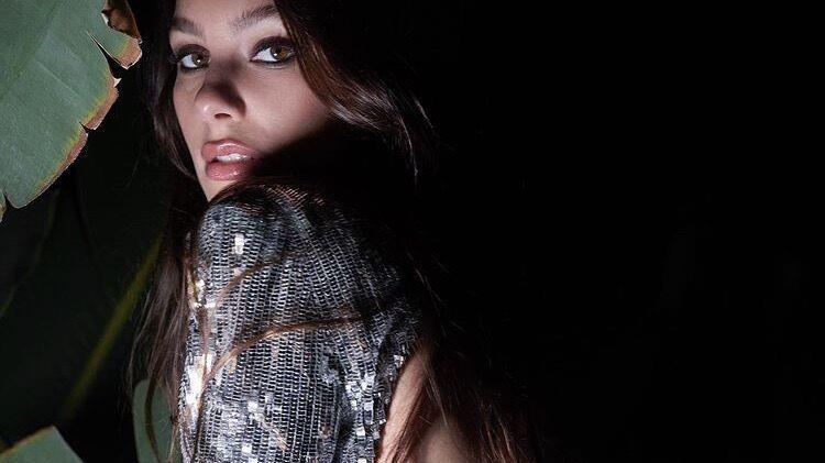 比伯|25岁比伯爱妻，自信秀出腰部线条，网友：不如小李子女朋友