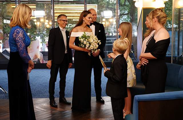 威廉|威廉凯特出席《壮志凌云2》首映！王妃露肩礼服闪耀全场，太惊艳