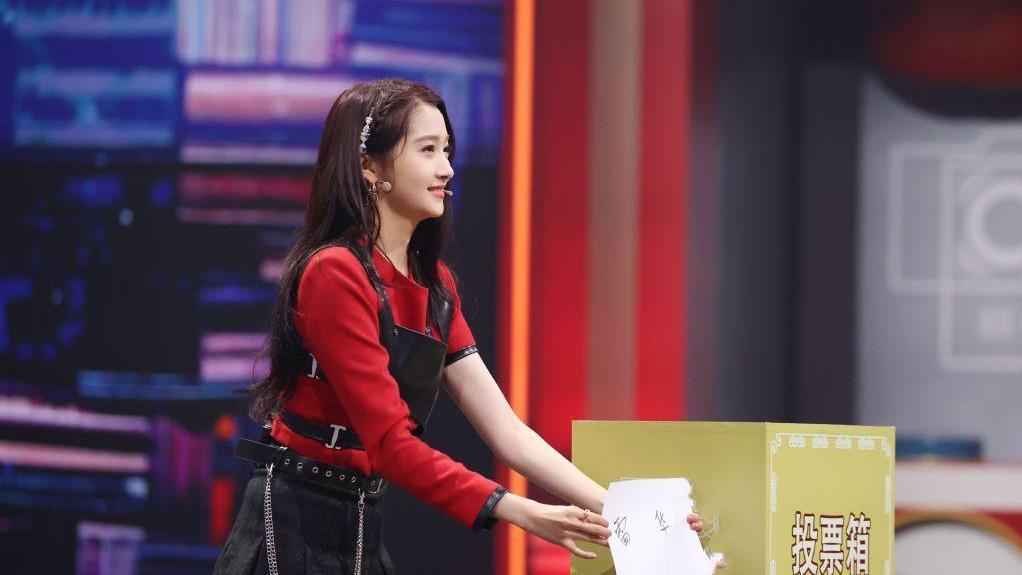 关晓彤|关晓彤怼粉丝后放飞自我，穿露肩装配“情趣裤”cos阿狸，筷子腿太抢镜