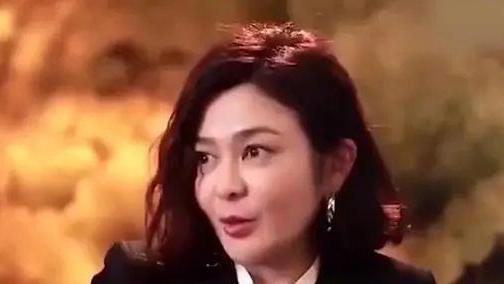 医生 关之琳被嘲老牛吃嫩草，一身简单舒适穿搭 短发，格外减龄又时髦