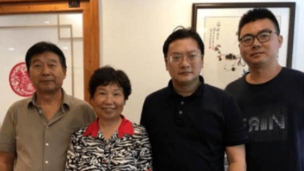 杜新枝|慌了？二审后杜新枝收到鲜花，一脸严肃无表情，付律也在强颜欢笑