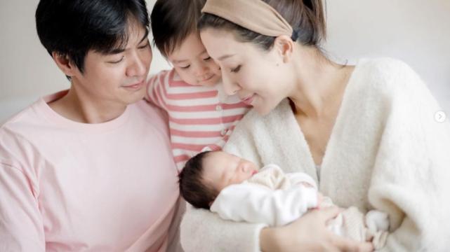 杨怡|罗仲谦晒照为两岁女儿庆生，杨怡亲吻女儿脸颊超温馨，小珍珠大眼颜值高