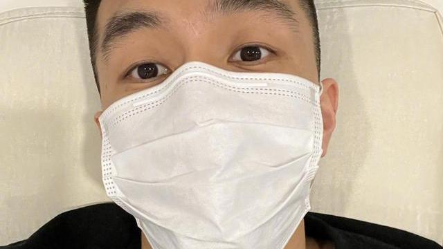 利物浦|不容易! 郭艾伦夺冠后赴青岛治伤, 治疗时一脸痛苦废手废腿废人!
