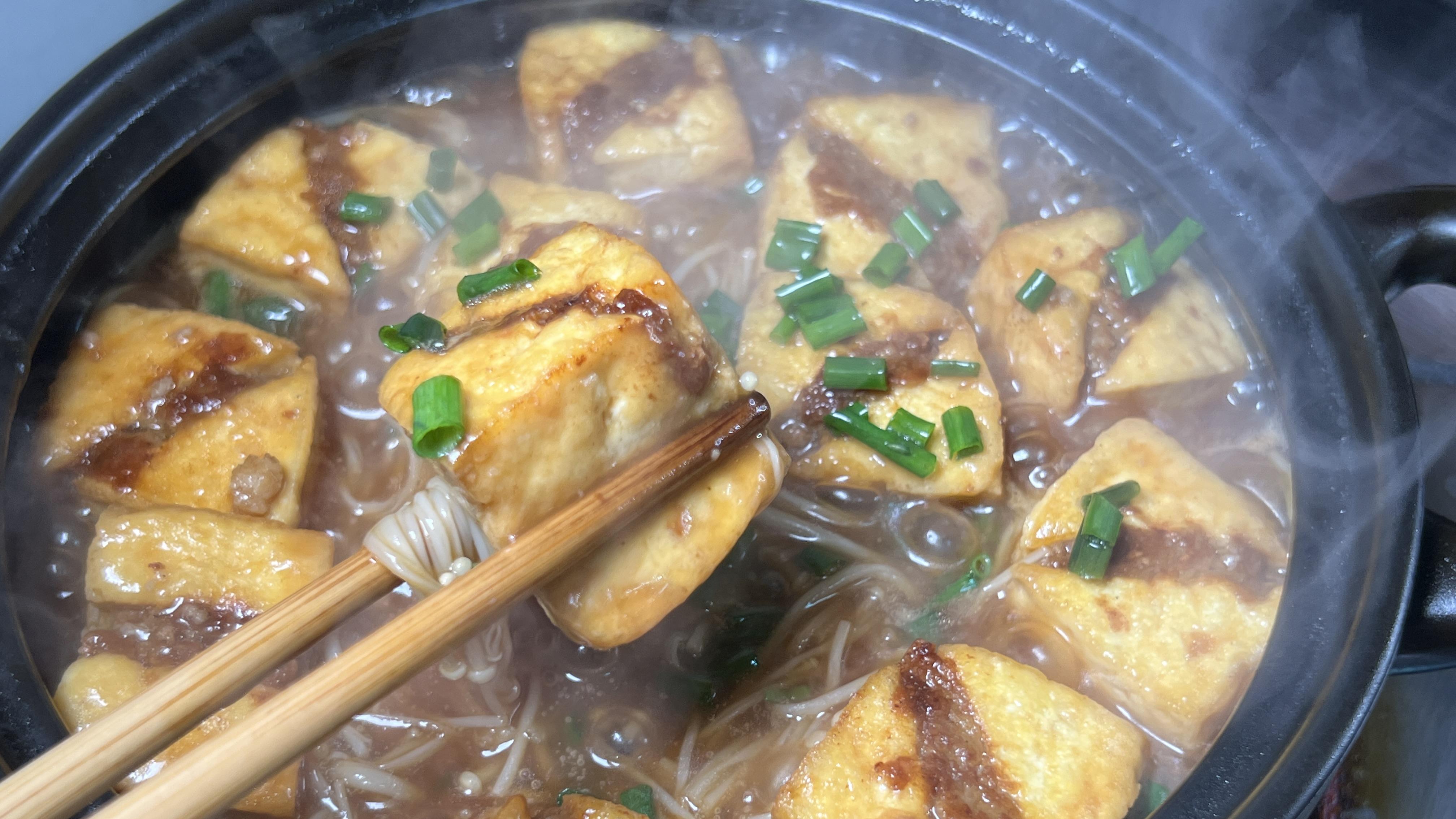经典名菜豆腐酿用砂锅来做，加金针菇菌香四溢，汤汁都能泡米饭呢