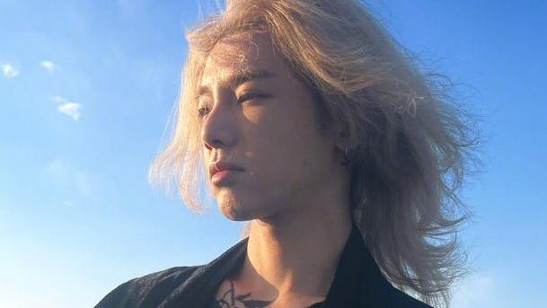 华晨宇|华晨宇再晒金发照，造型凌乱痘印抢镜，王悦伊发同款自拍卖萌