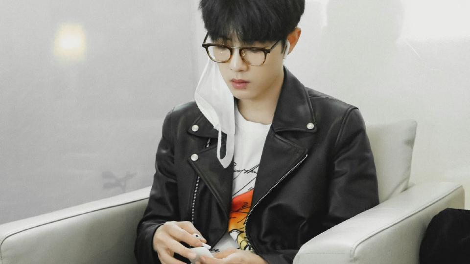 肖战|肖战商业大片全球出炉，罕见露腿惊到众人，网友：带刺的玫瑰！