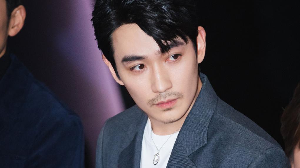 朱一龙|清明档竞逐激烈，朱一龙带来双重大礼，铁粉发声被赞高情商