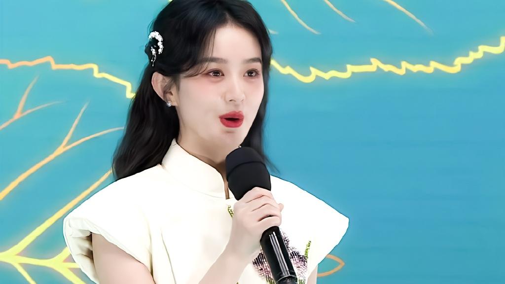 赵丽颖|赵丽颖穿旗袍上央视晚会，手拿鲜花笑容唯美，气质雅致而温婉