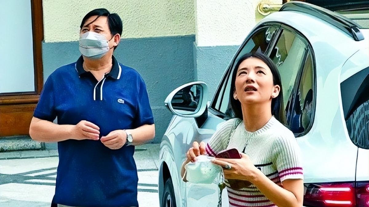 方媛|方媛和女儿在庭院内喝果汁，晒自拍不受豪宅被偷盗影响