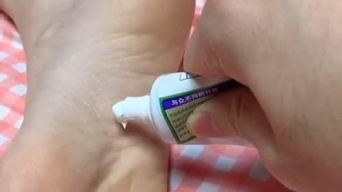 睡眠|医生建议：不论男女，睡觉前脚底抹上一点牙膏，想不到这么厉害！