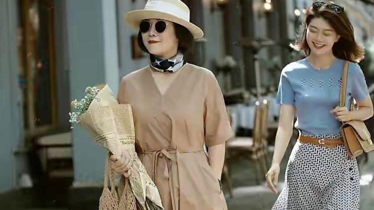 发型 这才是50岁女人的优雅：发过耳，裙过膝，裤穿宽，体面又高级
