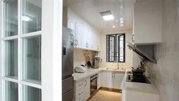 装修时，老婆坚持在客厅挂十字绣，亲戚参观无奈偷笑，谁见过？